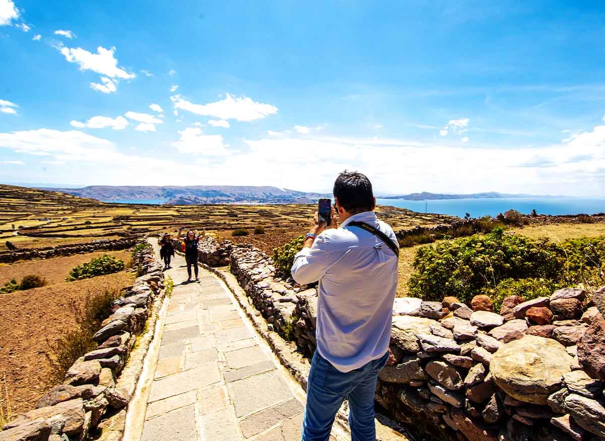 Caminata al templo de Pachatata en la Isla Amantaní, en el Lago Titicaca