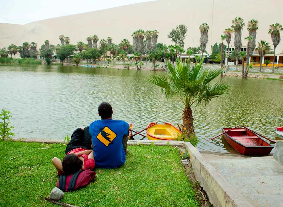 Turistas en la Laguna de Huacachina.