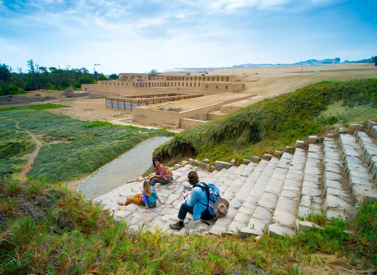 Modelos de excursión en Santuario Arqueológico de Pachacamac, caminando por la zona arqueológica