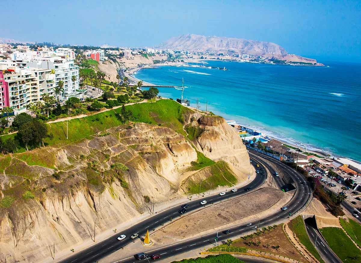 Vista área de la costa verde de Barranco.