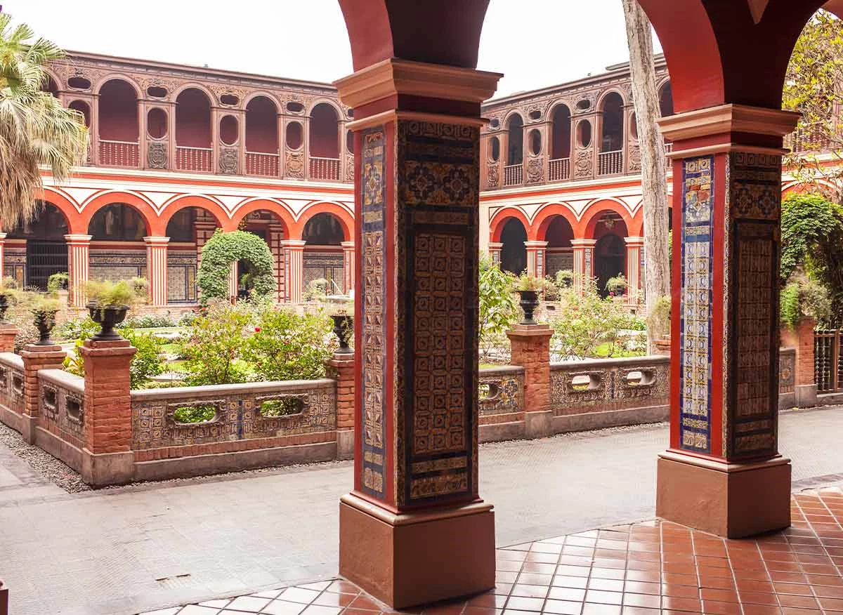 Columnas con detalles de azulejos incrustados. Iglesia y Museo del Convento de Santo Domingo, Santuario de los Santos Peruanos. Cercado de Lima. Alberga las tumbas de Santa Rosa de Lima y San Martín de Porres. Ruta religiosa en Lima.
