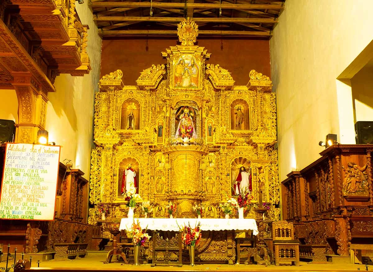 Interior del Santuario de Mama Ashu o de Nuestra Señora de la Asunción, en la plaza principal del pueblo de Chacas.