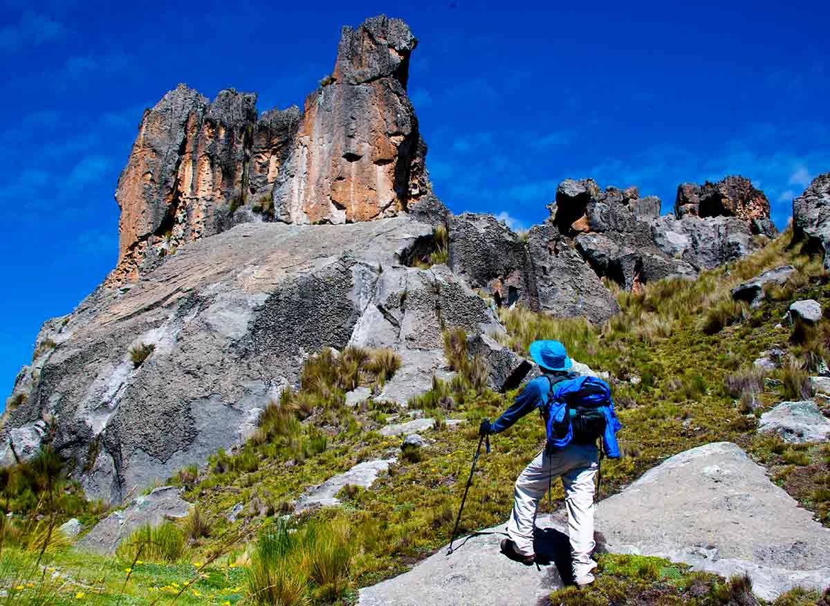 Turista en el Bosque de Piedras de Huayllay.