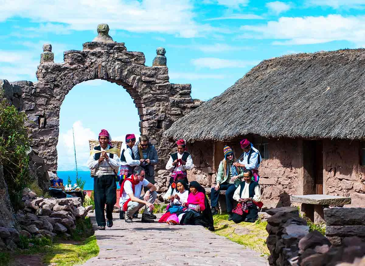 Turistas en la Isla Amantaní; en el Lago Titicaca