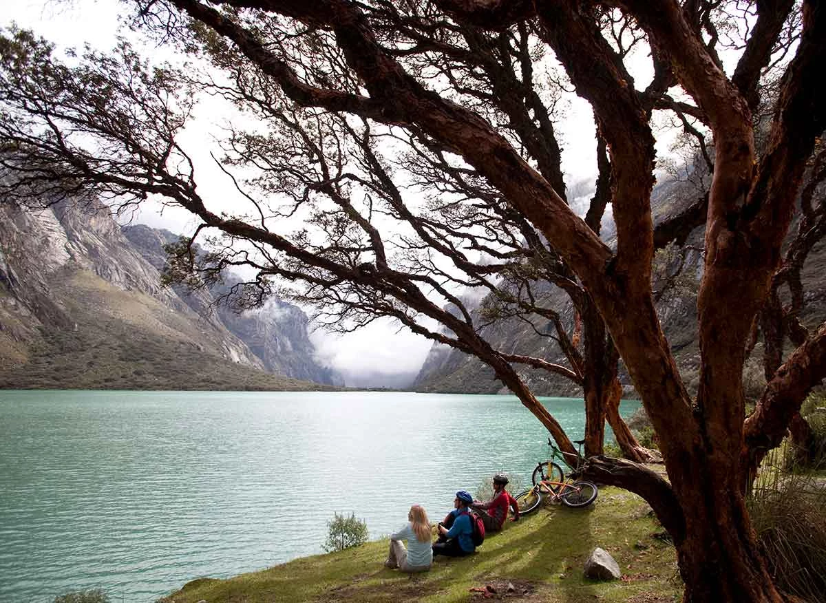 Turistas en la Laguna Chinancocha en el Parque Nacional Huascarán