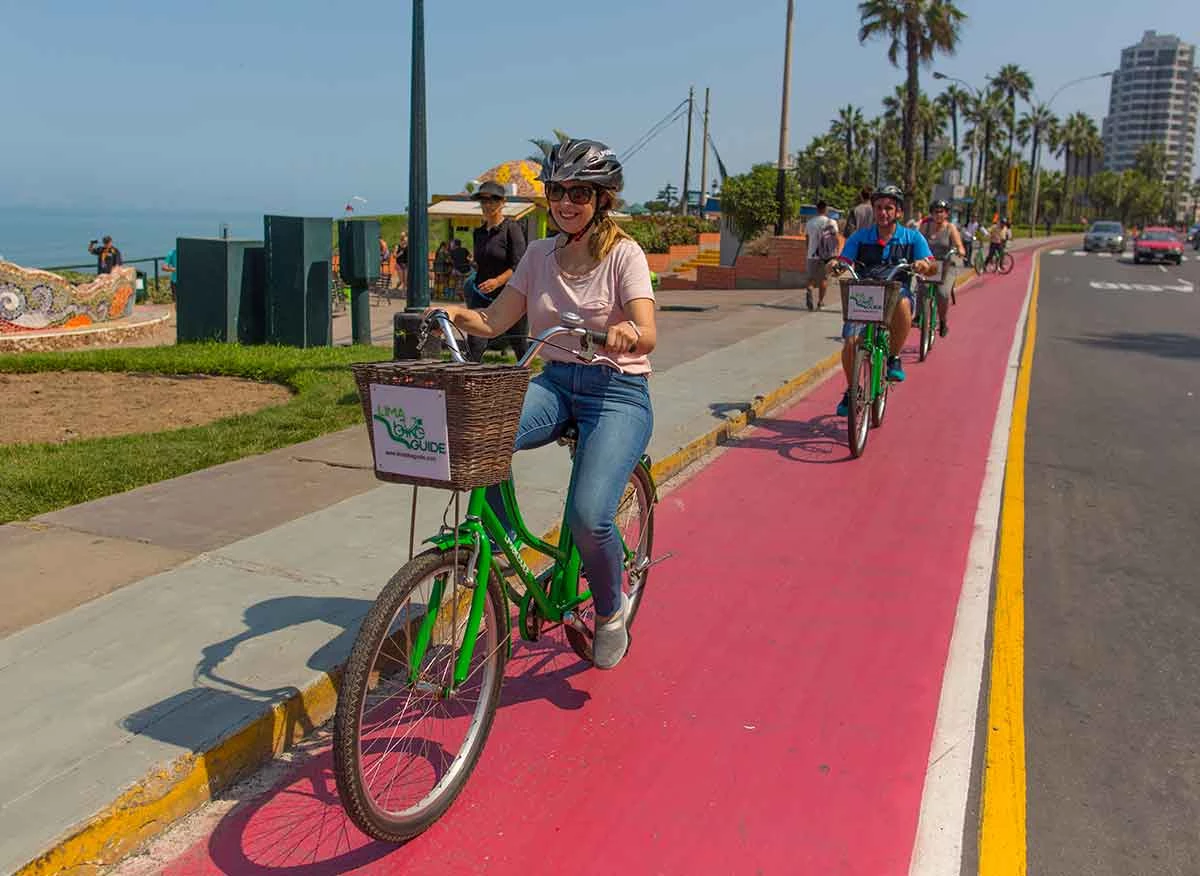 Turistas en Malecón de Miraflores