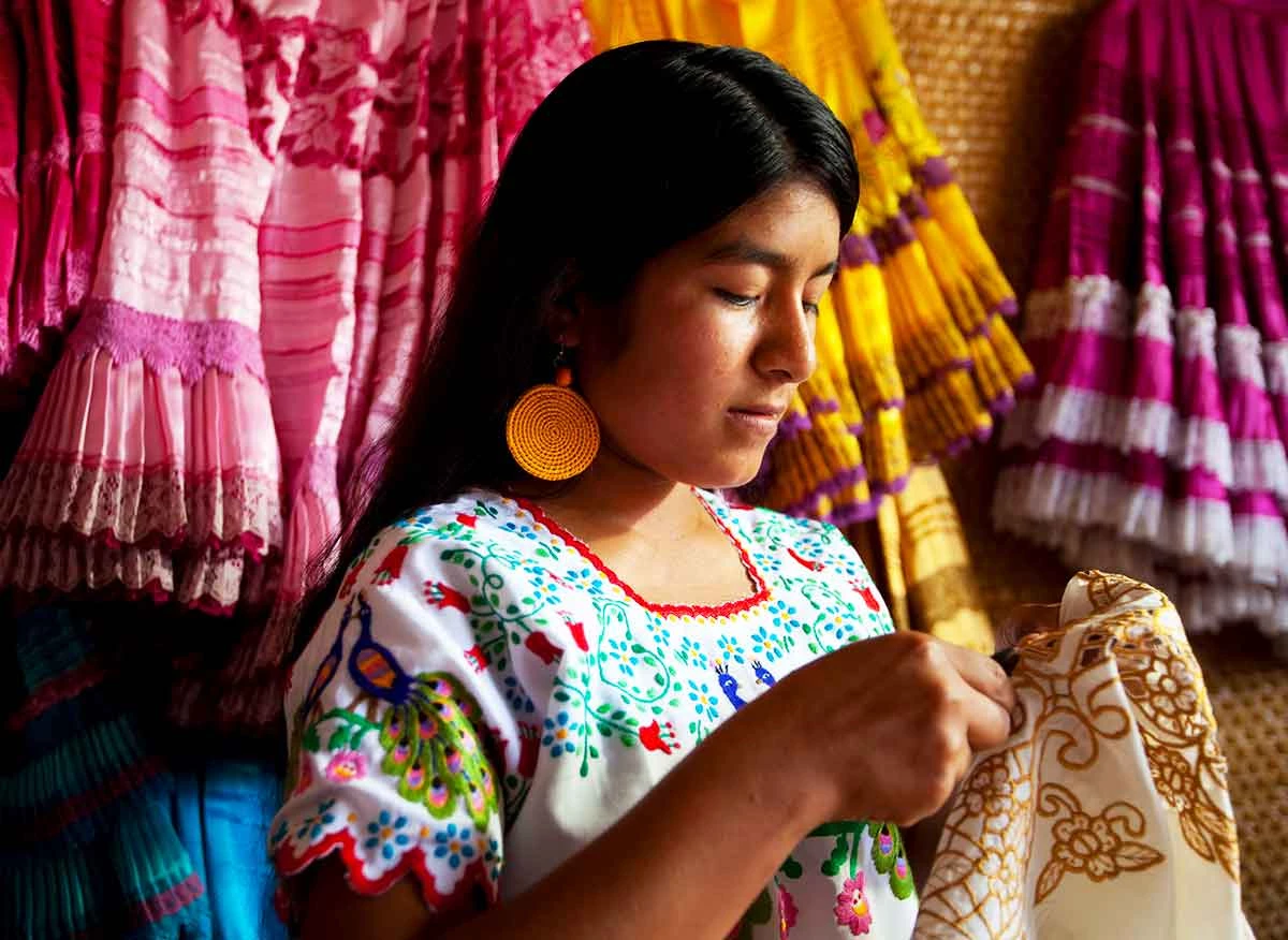 Artesana de Monsefú bordando trajes típicos