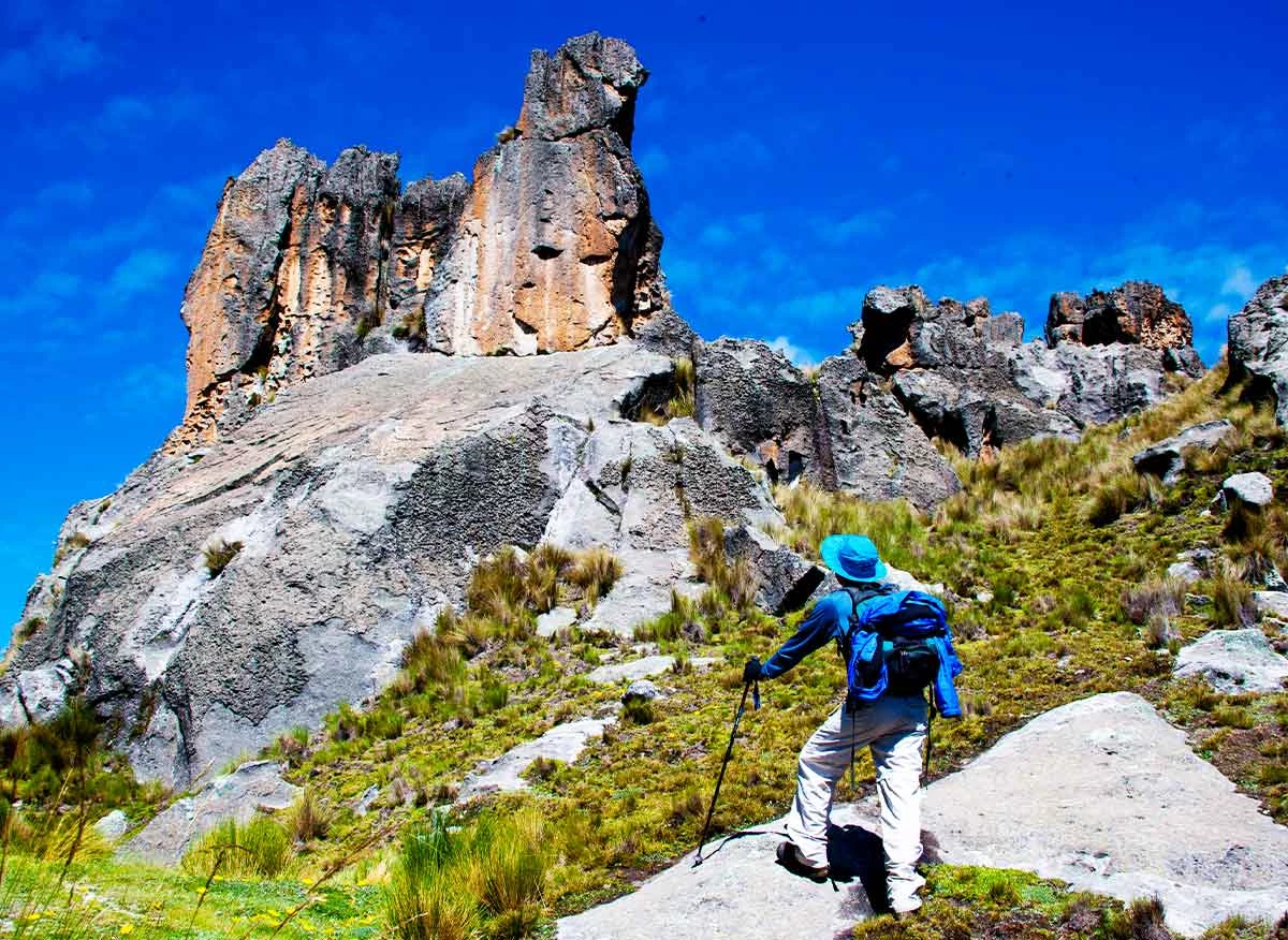 Turista en el Bosque de Piedras de Huayllay.
