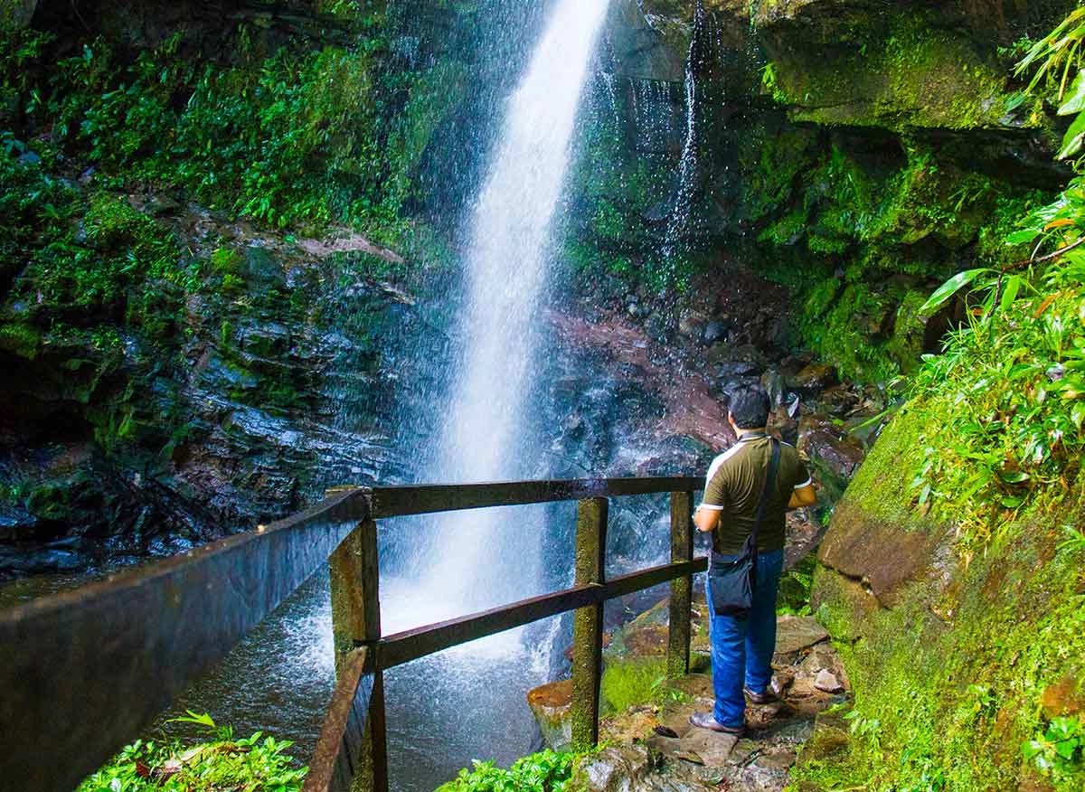 Turista en las Cataratas de Ahuashiyacu, destino Tarapoto, San Martín