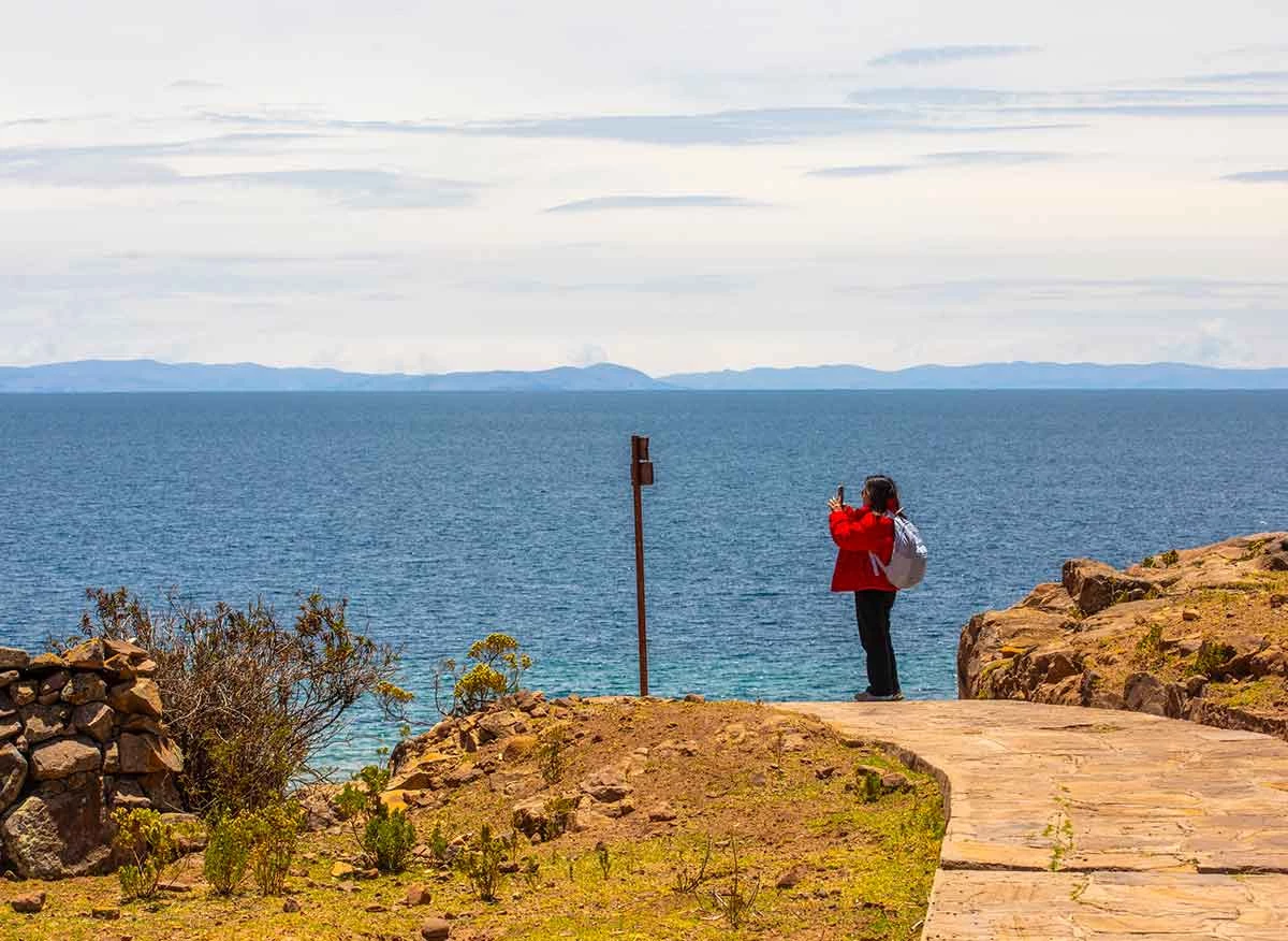 Turista en la Isla Taquile, Lago Titicaca
