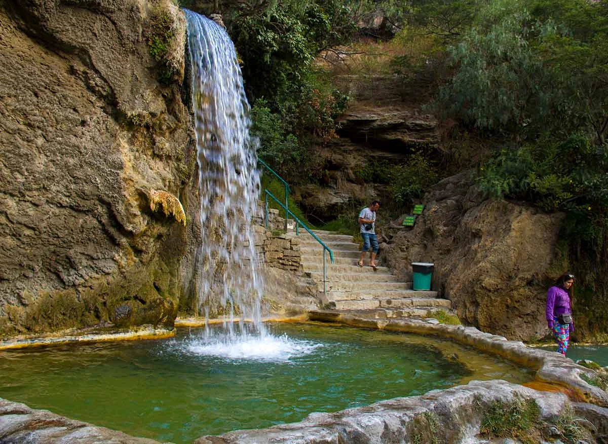 Poza el Velo de la Novia del complejo termal Mamahuarmi en Churín