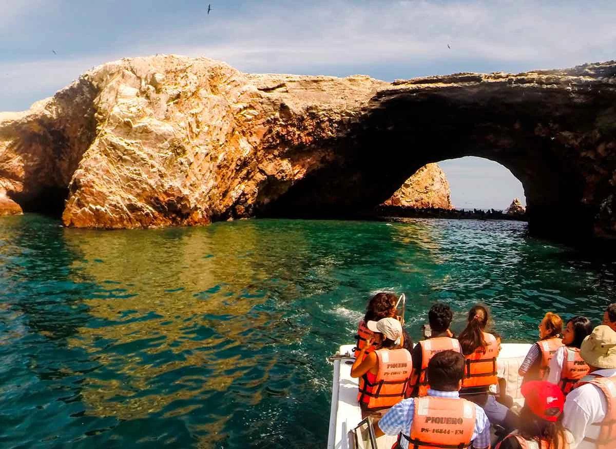 Turistas en tour a las Islas Ballestas.