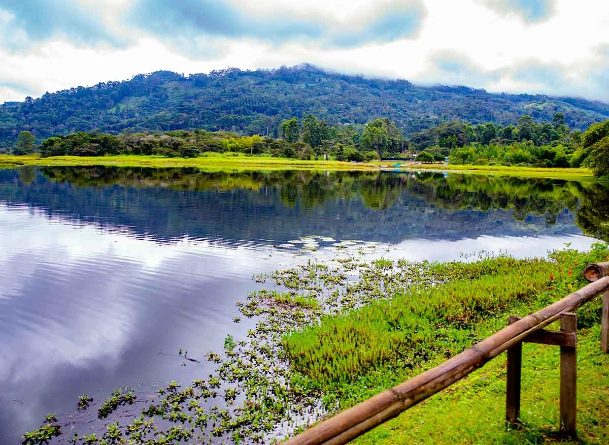 Laguna El Oconal en el distrito de Villa Rica