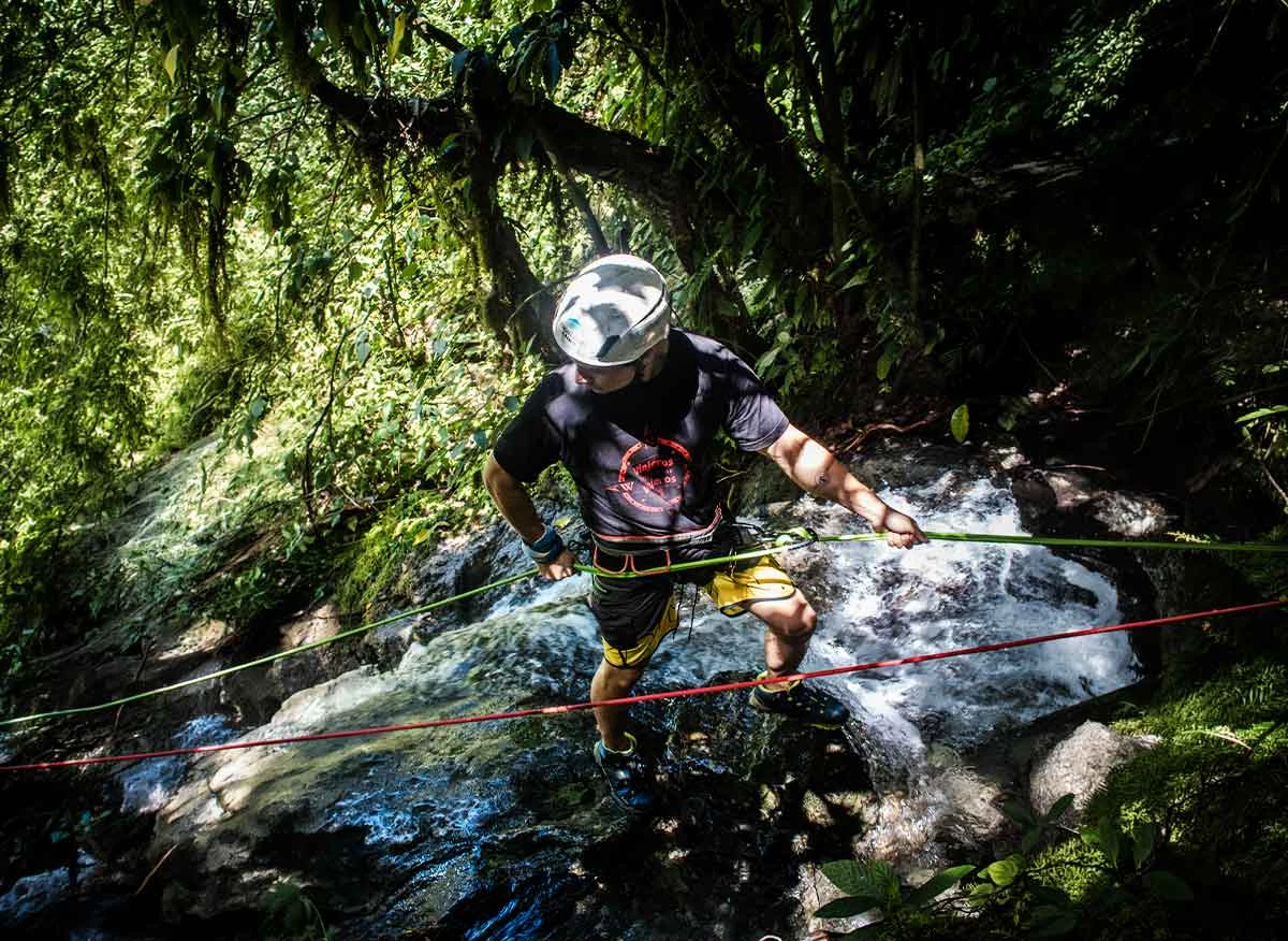 Turistas haciendo rapel en Cascadas de Honolulo.