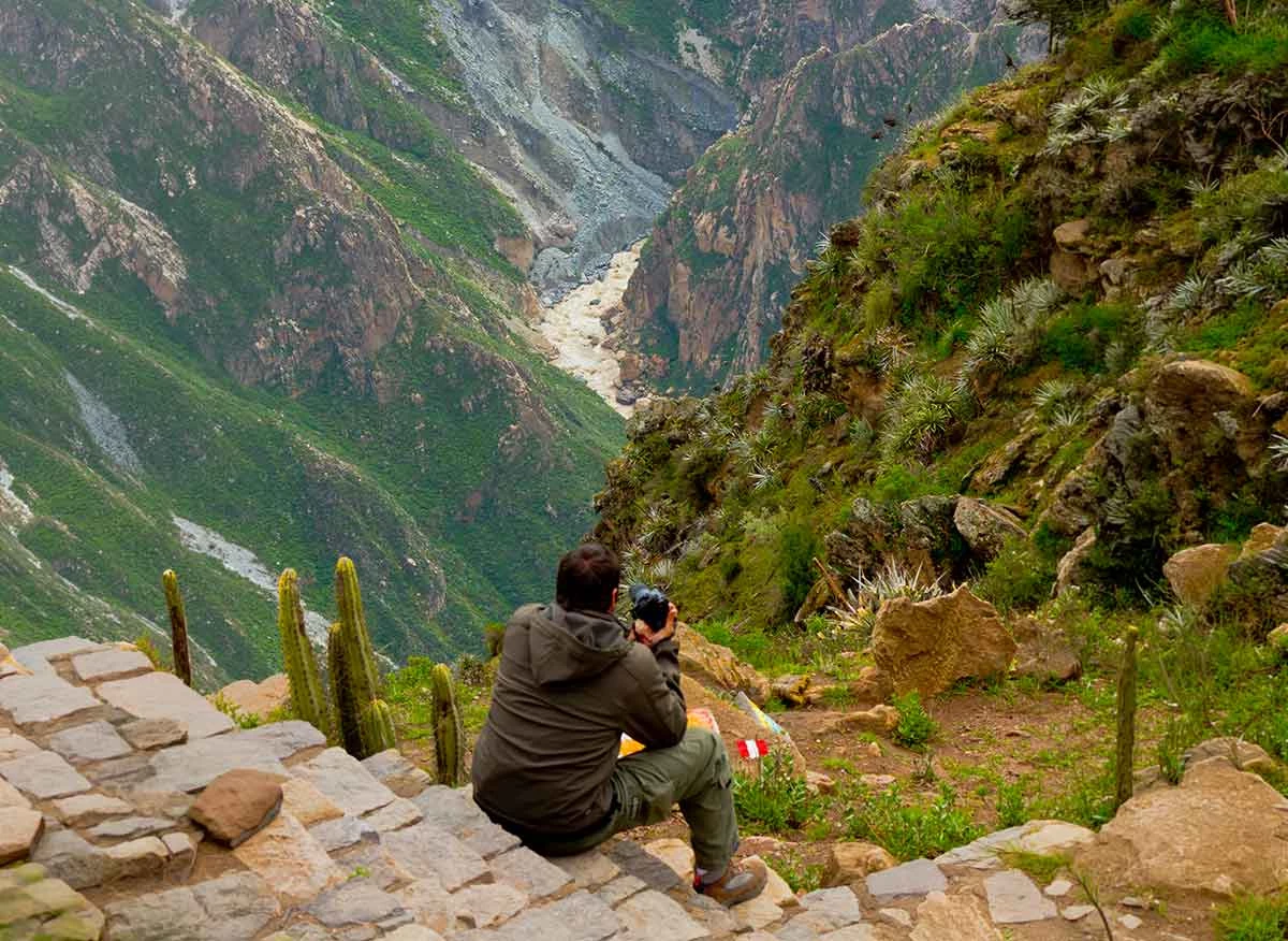 Turista en el Mirador de la Cruz del Cóndor en el cañón del Colca.