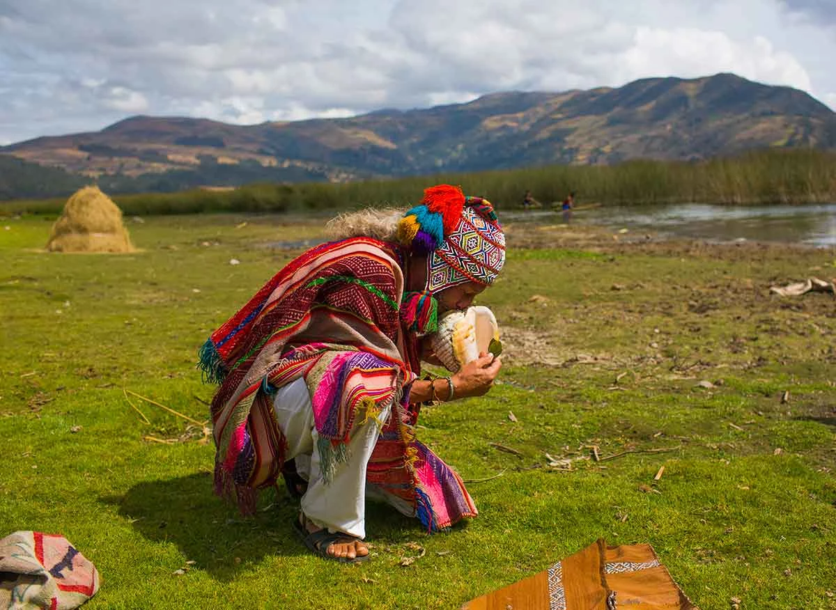 Pago a la tierra durante la celebración del Sondor Raymi.