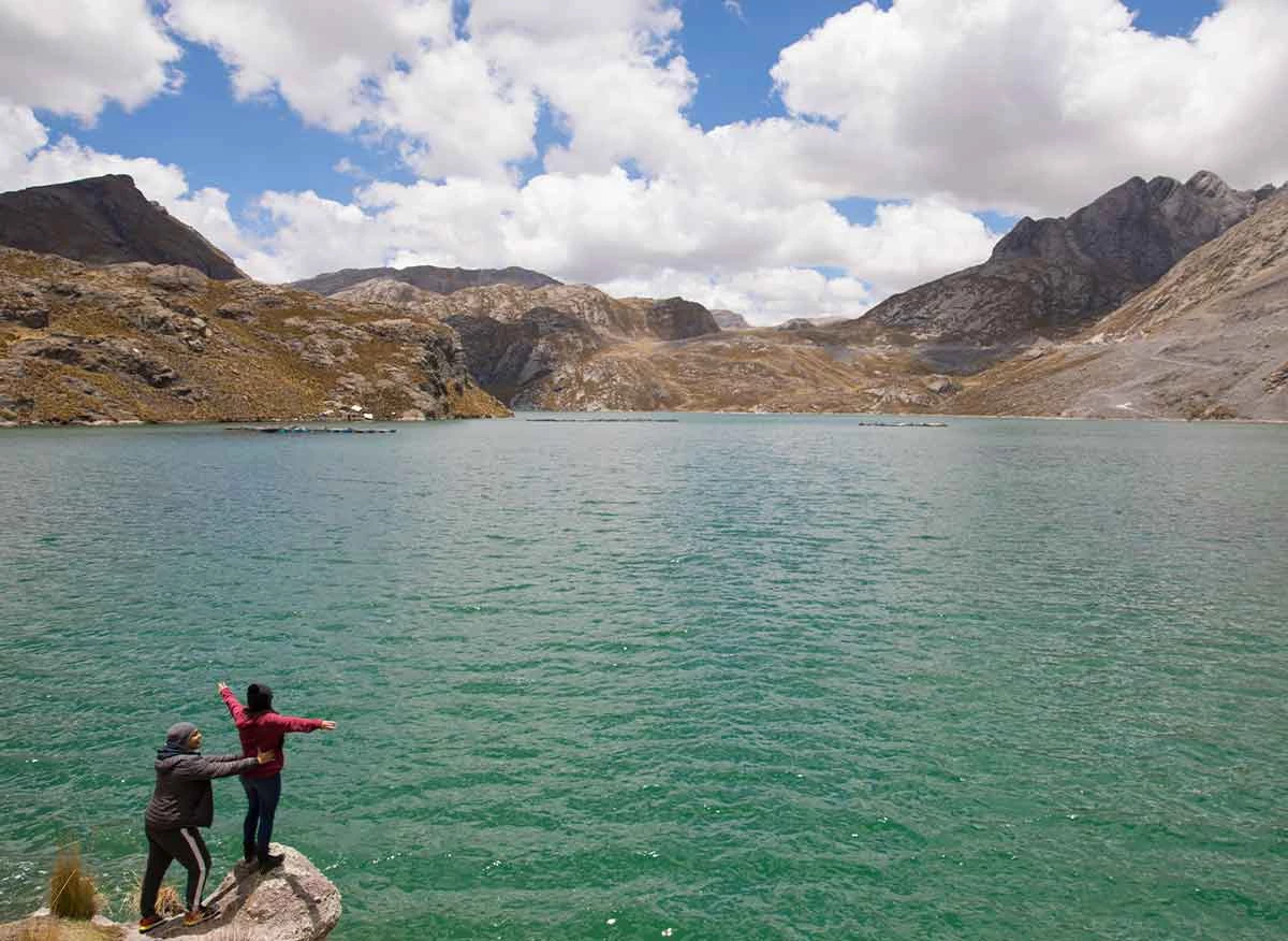 Turistas en la laguna Chuchun en Canta