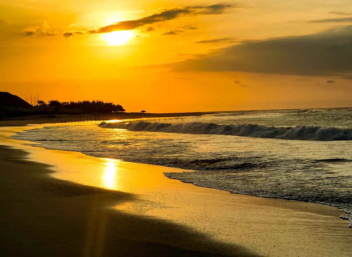 Atardecer en la playa Punta Sal.