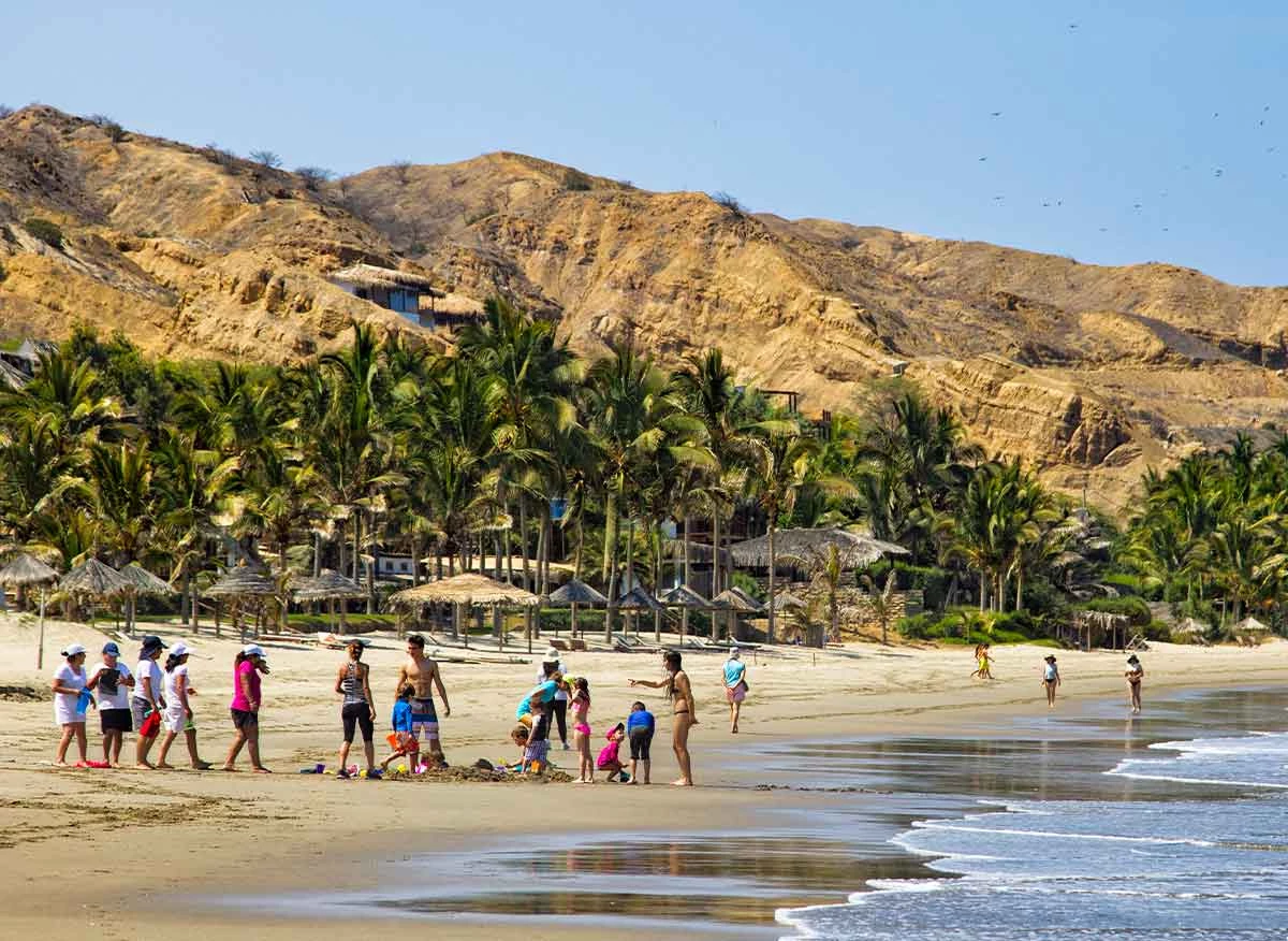 Turistas en playa de Máncora.