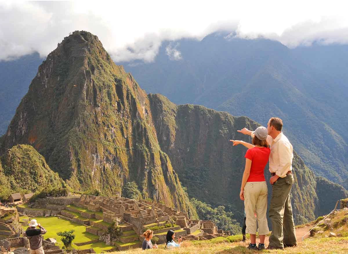 Turistas apreciando la vista Panorámica del Santuario Histórico de Machupicchu.