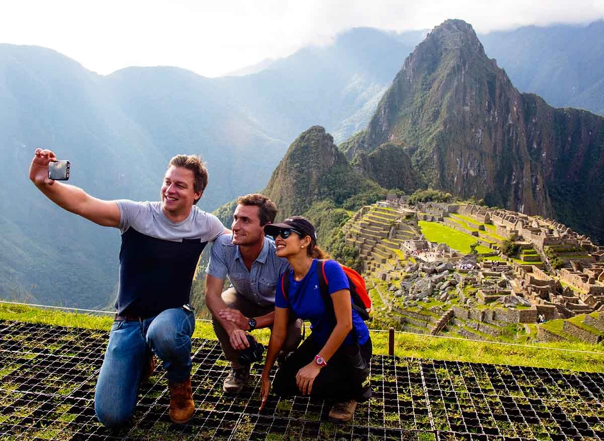 Turistas en Ciudad Inka de Machupicchu