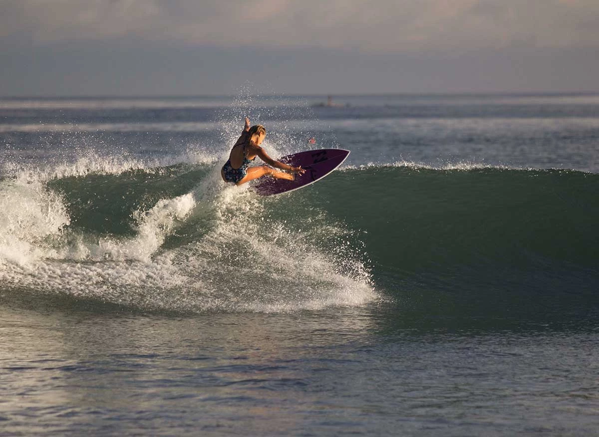 Surfistas en Playa de Máncora