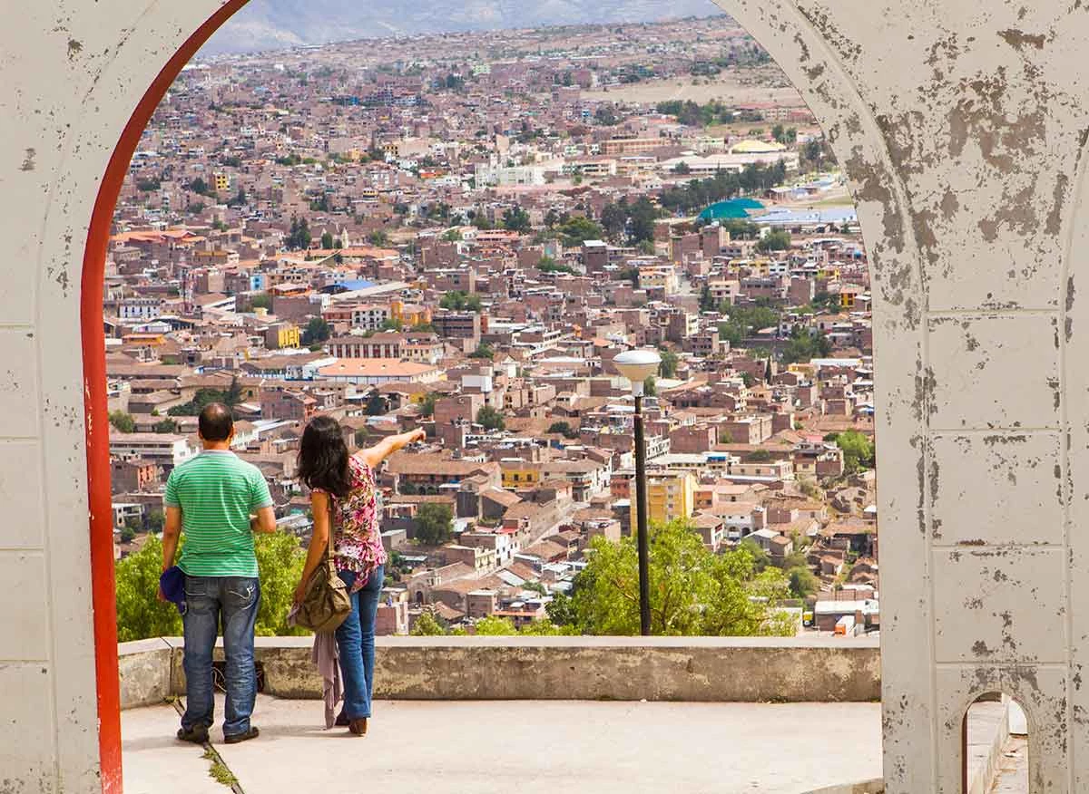 Turistas en el mirador de Acuchimay en la ciudad de Ayacucho.