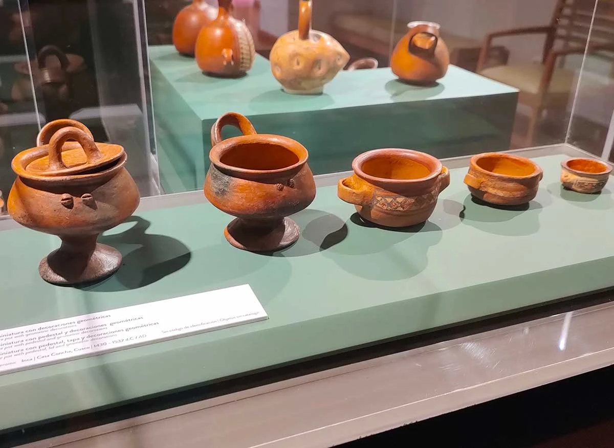 Maqueta de Machupicchu que muestra las terrazas y el sistema de drenaje bajo el suelo