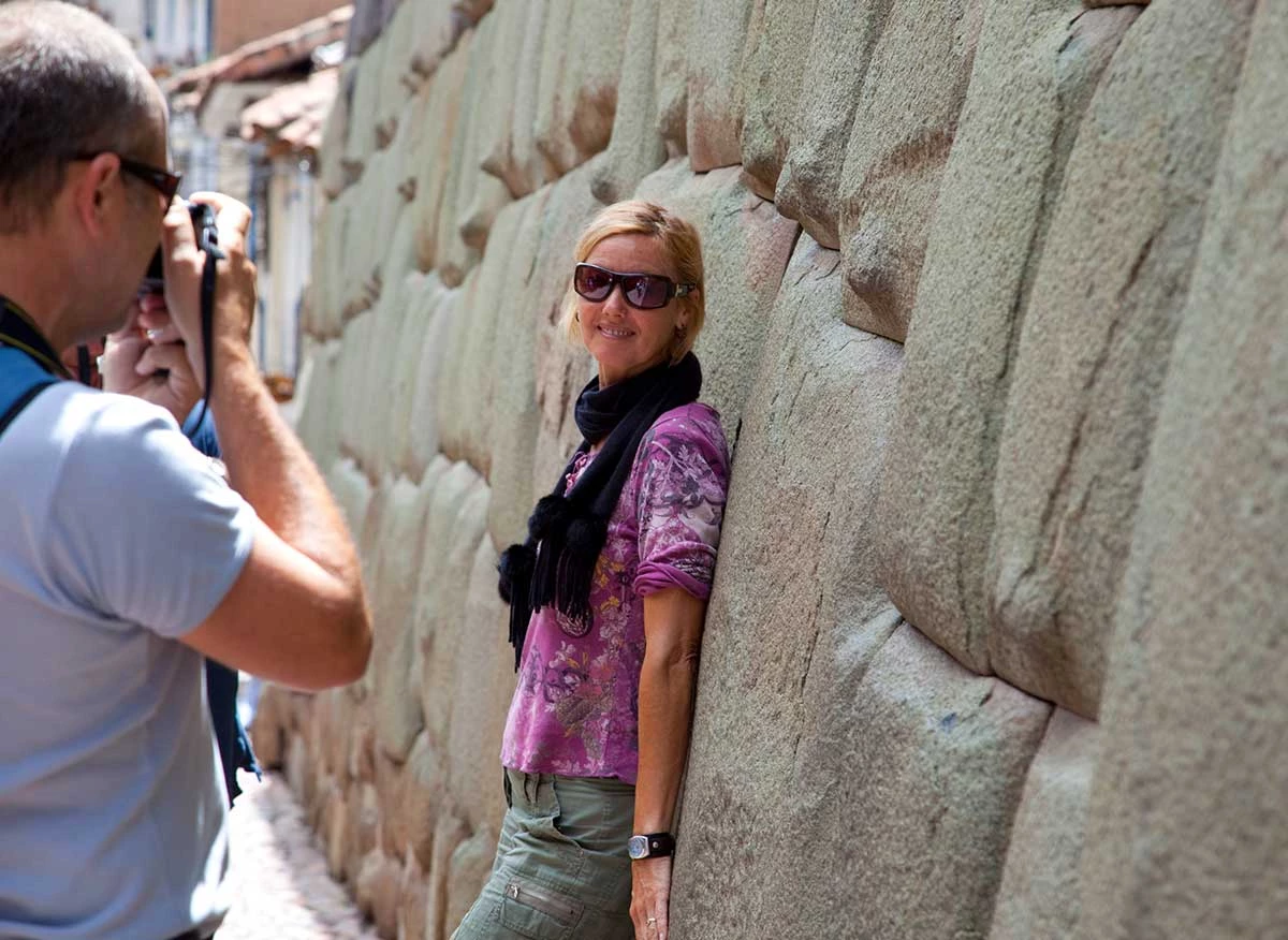 Muro inca de la calle Hatunrumiyoc con la piedra de los Doce &Aacute;ngulos