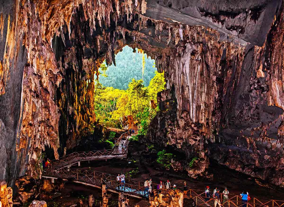 Balcones suspendidos del recorrido turístico dentro de la Cueva de las Lechuzas, en Tingo María