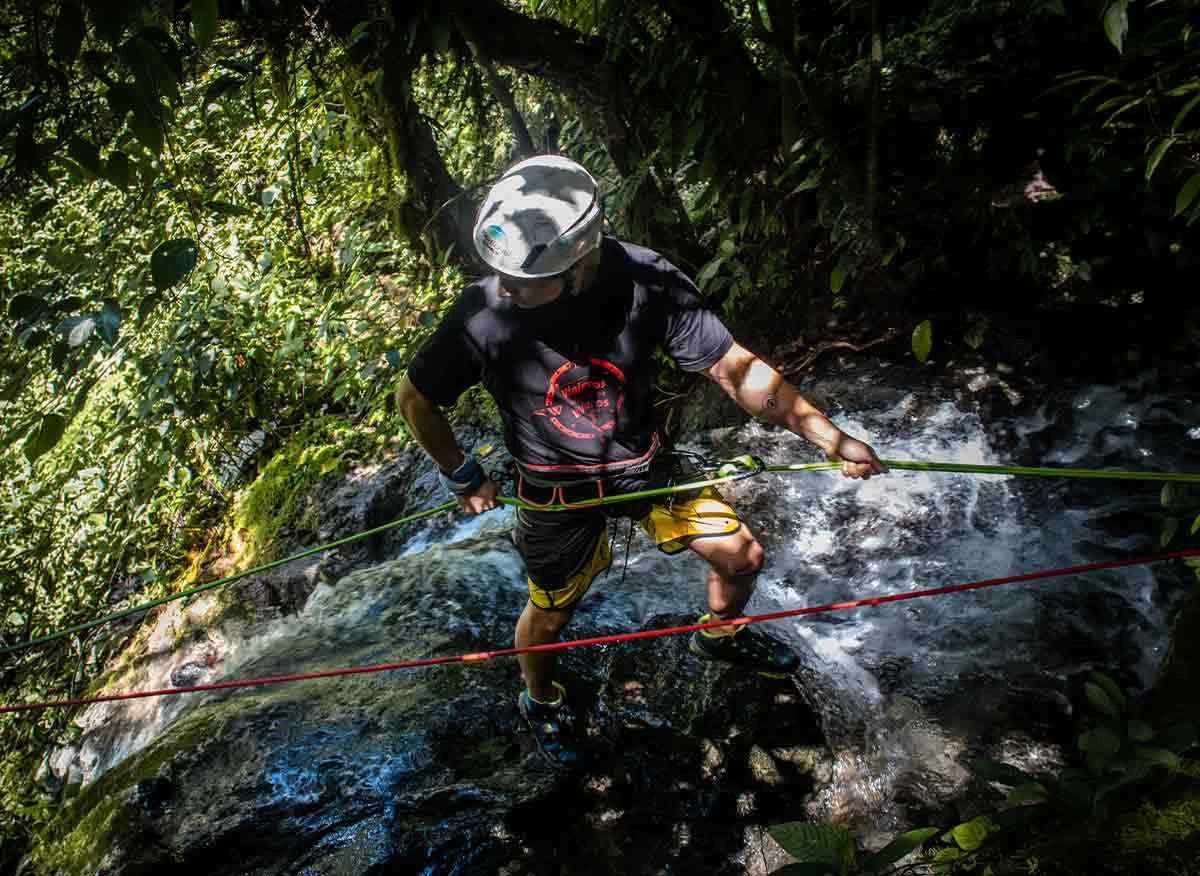 Cataratas de Tingo María: caída de agua rodeada de vegetación de selva alta en Leoncio Prado