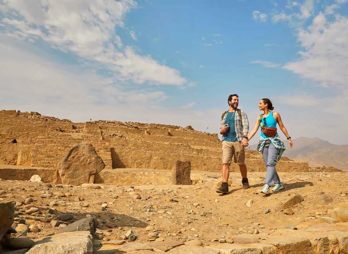 Turistas paseando por Ciudad Sagrada de Caral