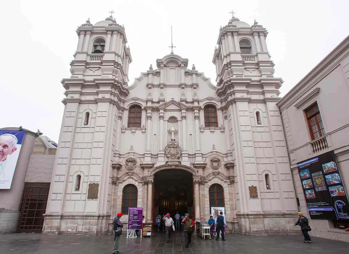 Fachada de la iglesia Las Nazarenas en el Centro Histórico de Lima