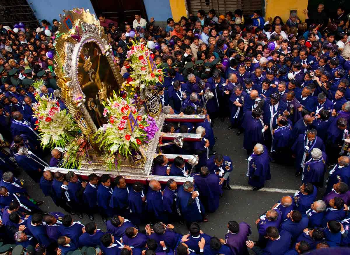 Anda del Señor de los Milagros adornada con flores en una calle de Lima