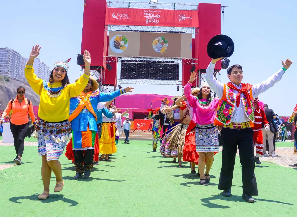 Bus gratuito de la feria recogiendo pasajeros en un paradero de Lima rumbo a la Costa Verde