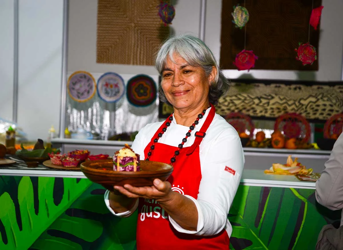 Plato servido en un puesto de restaurantes del pabellón principal de la feria