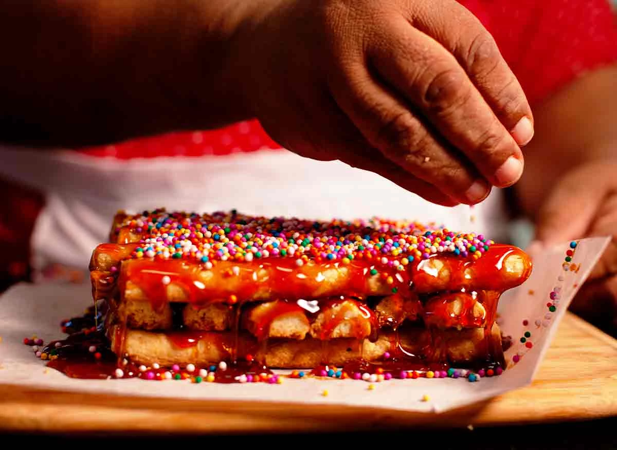 Turrón de Doña Pepa con grageas de colores en la vitrina de una pastelería del Centro de Lima