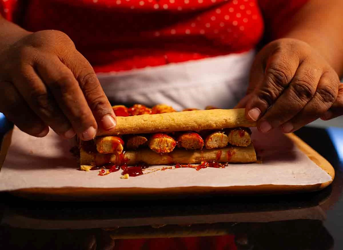 Turrón peruano cortado, con las capas de masa y la miel de chancaca a la vista