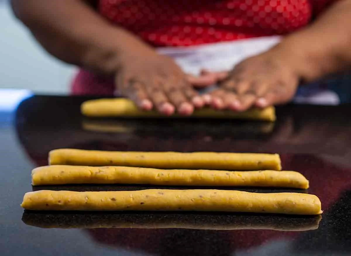 Porciones de turrón de Doña Pepa listas para llevar en una panadería tradicional de Lima