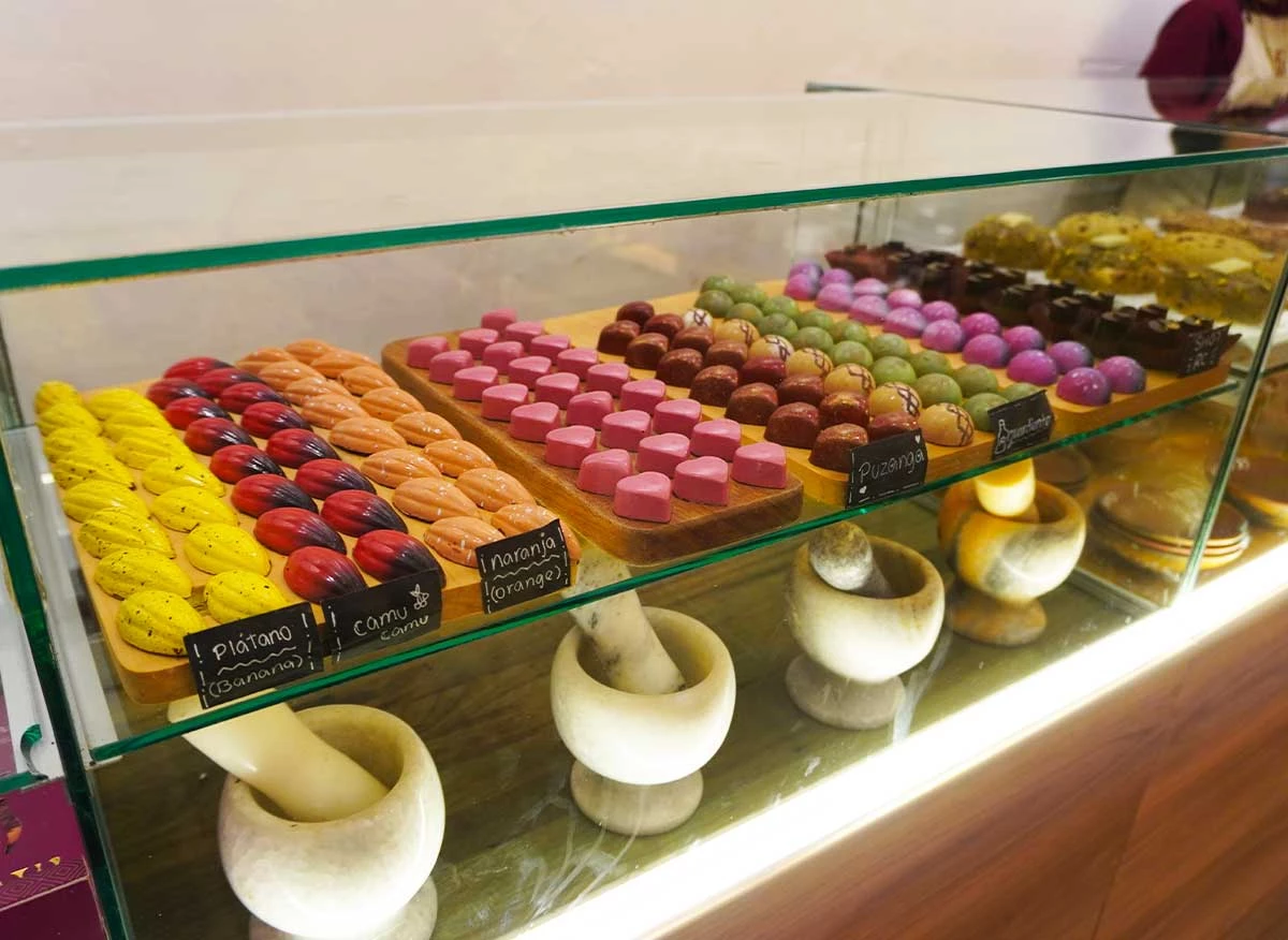 Barras de chocolate de cacao orgánico de Ucayali sobre una mesa de madera