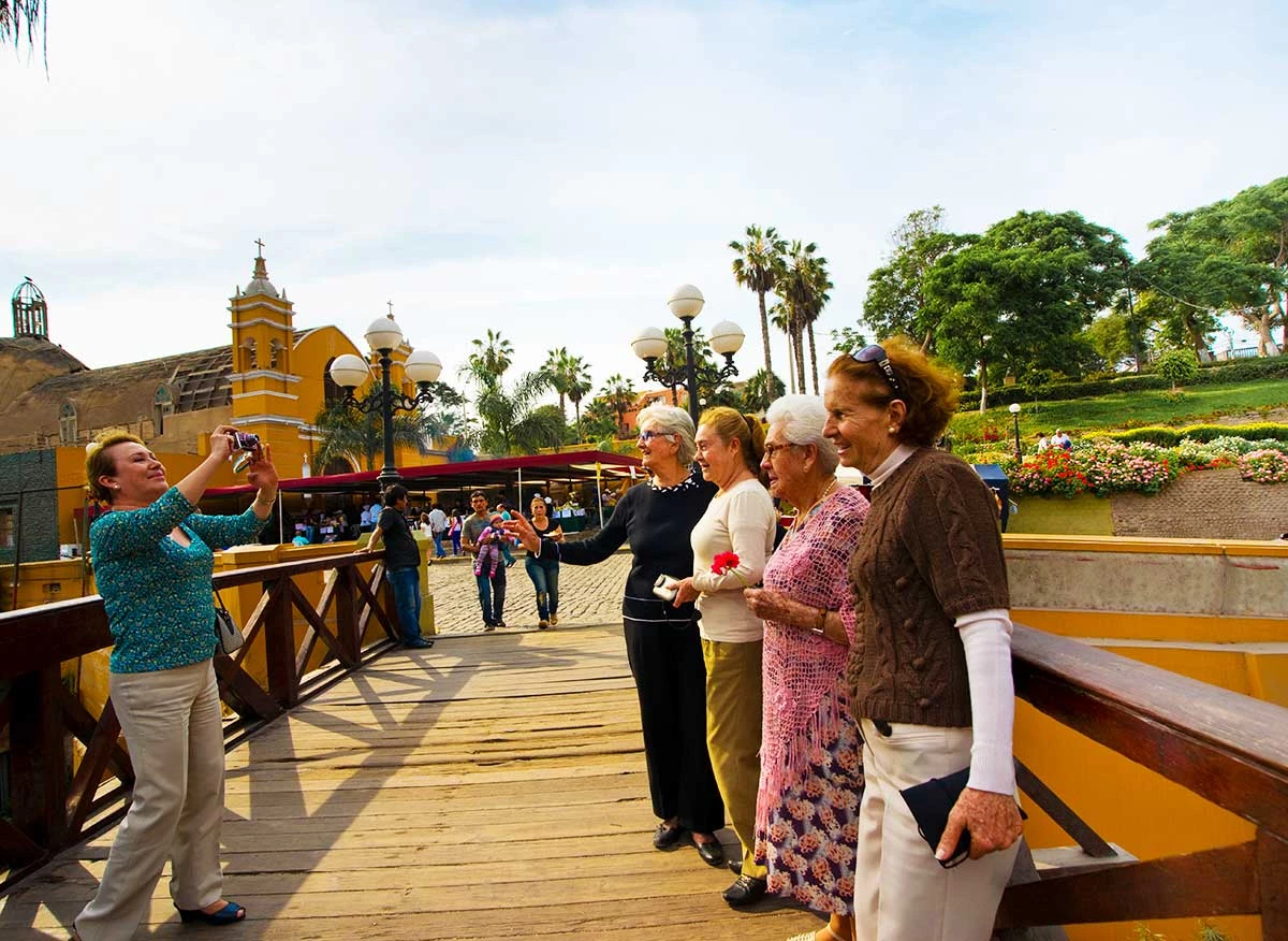 Puente de los Suspiros de Barranco al atardecer, con la bajada hacia el mar