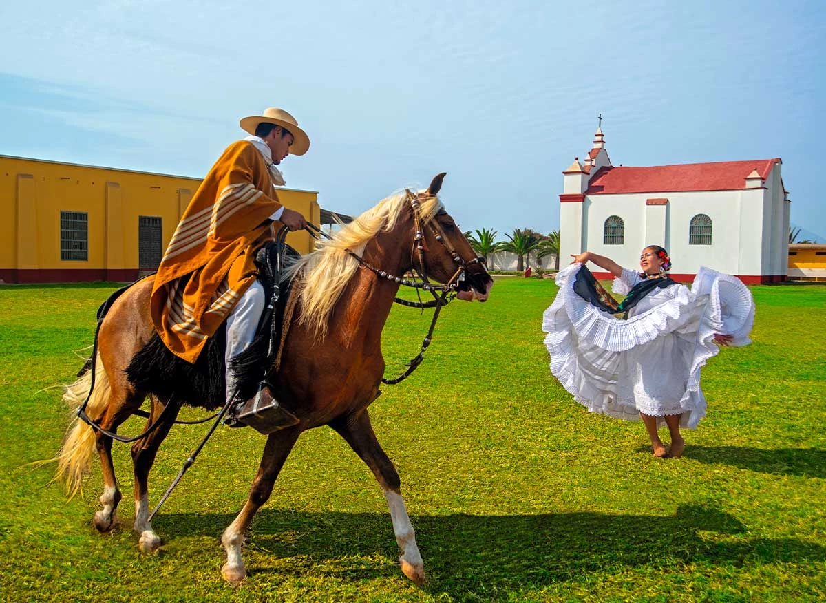 Exhibición de marinera con caballo de paso peruano en la Casa Hacienda Palo Marino de Trujillo.