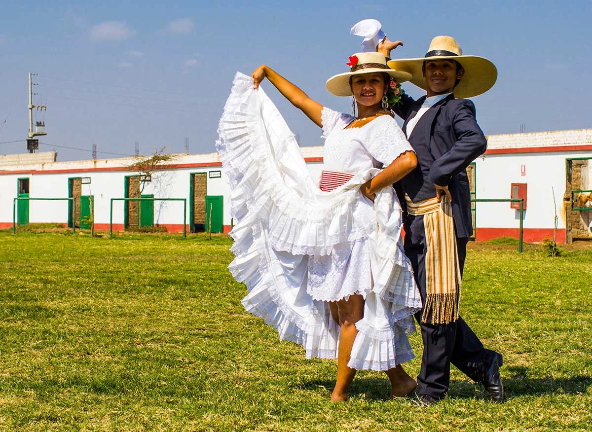 Danzantes de marinera norteña en el fundo Palo Marino de Trujillo.