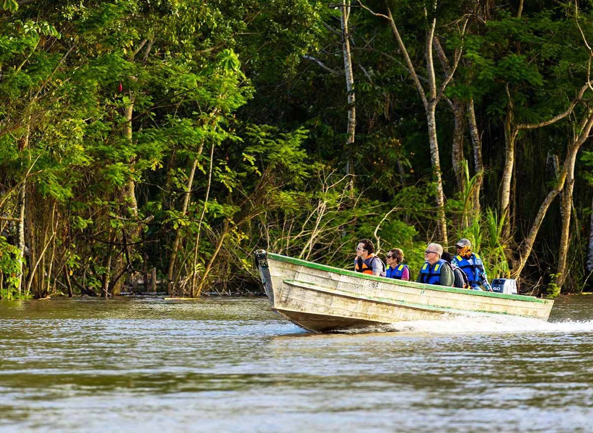Turistas en río Amazonas