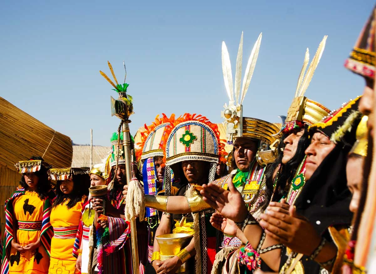 Escenificación de la salida de Manco Cápac y Mama Ocllo del Lago Titicaca, en Puno