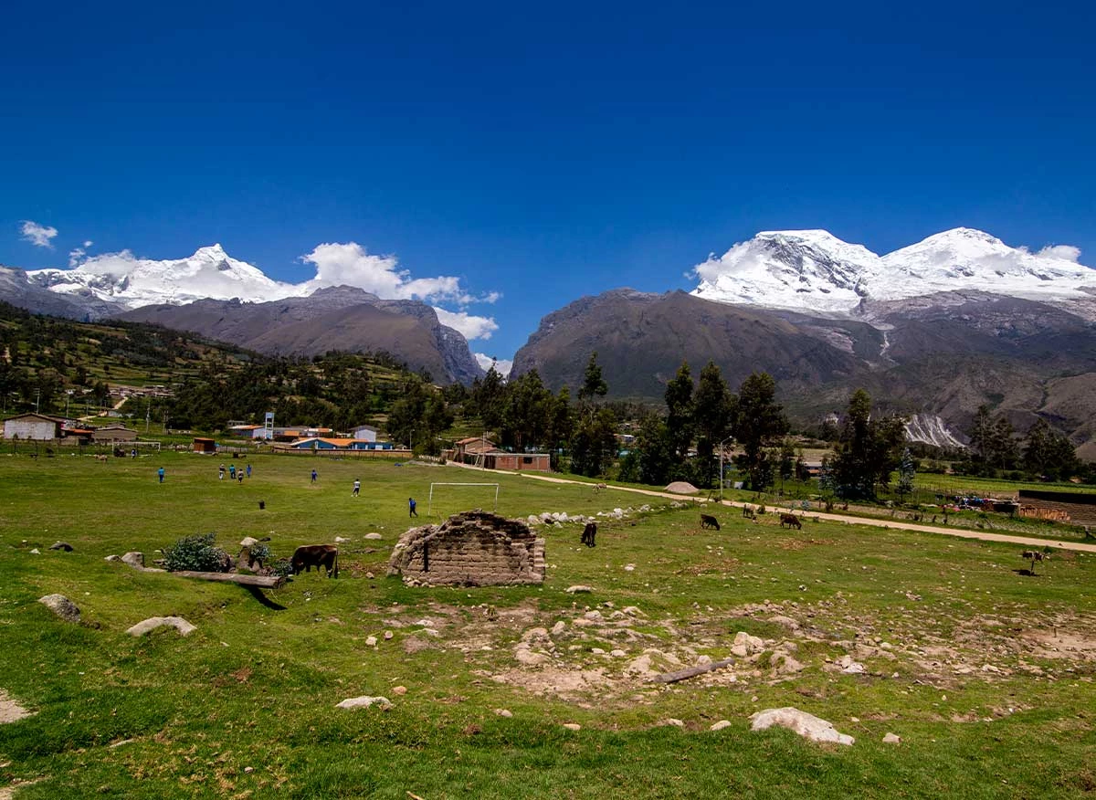 Vista de los Nevados Huandoy y Huascarán.