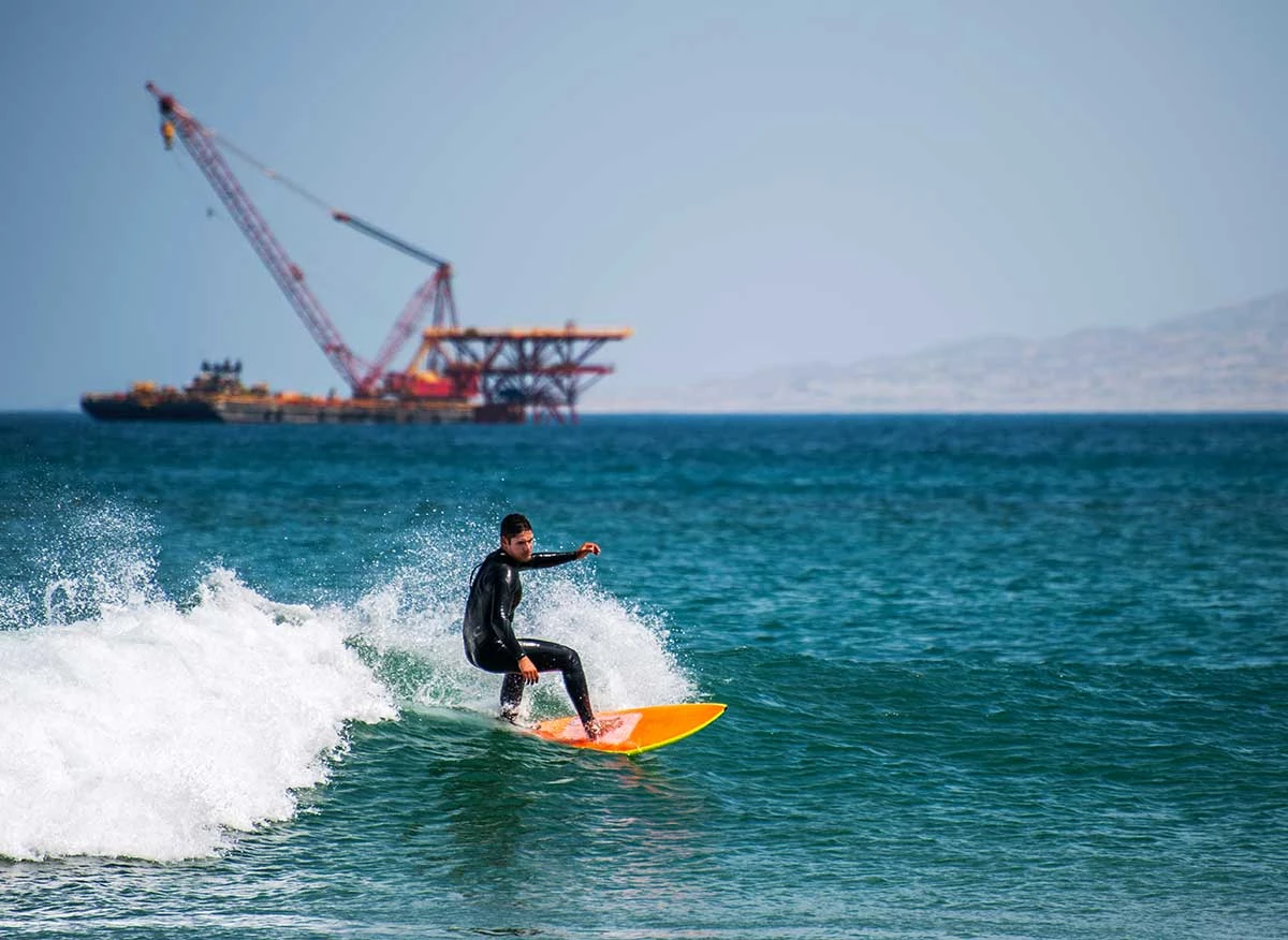 Surf en playa Lobitos, en Talara