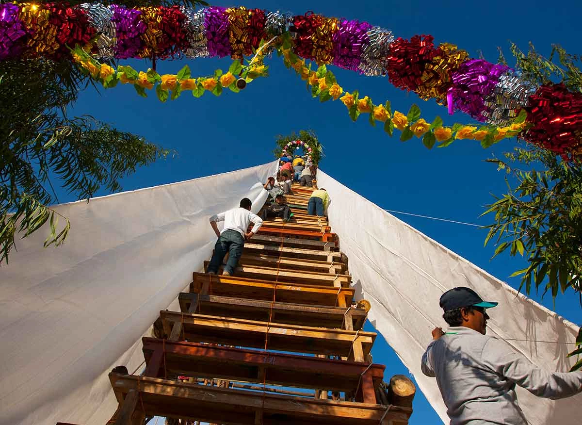 Semana Santa en Omate. Construcción de posas.
