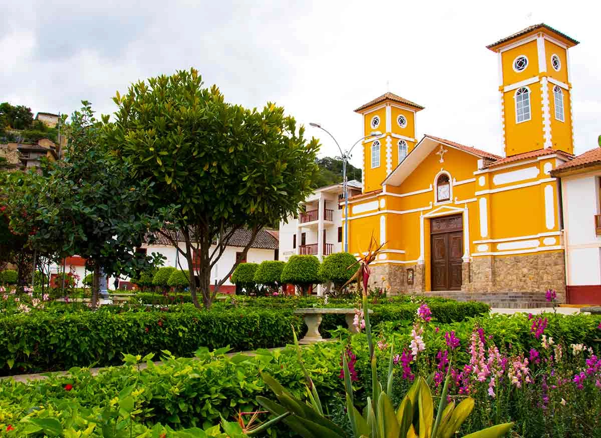 Plaza e Iglesia del distrito de Lámud.
