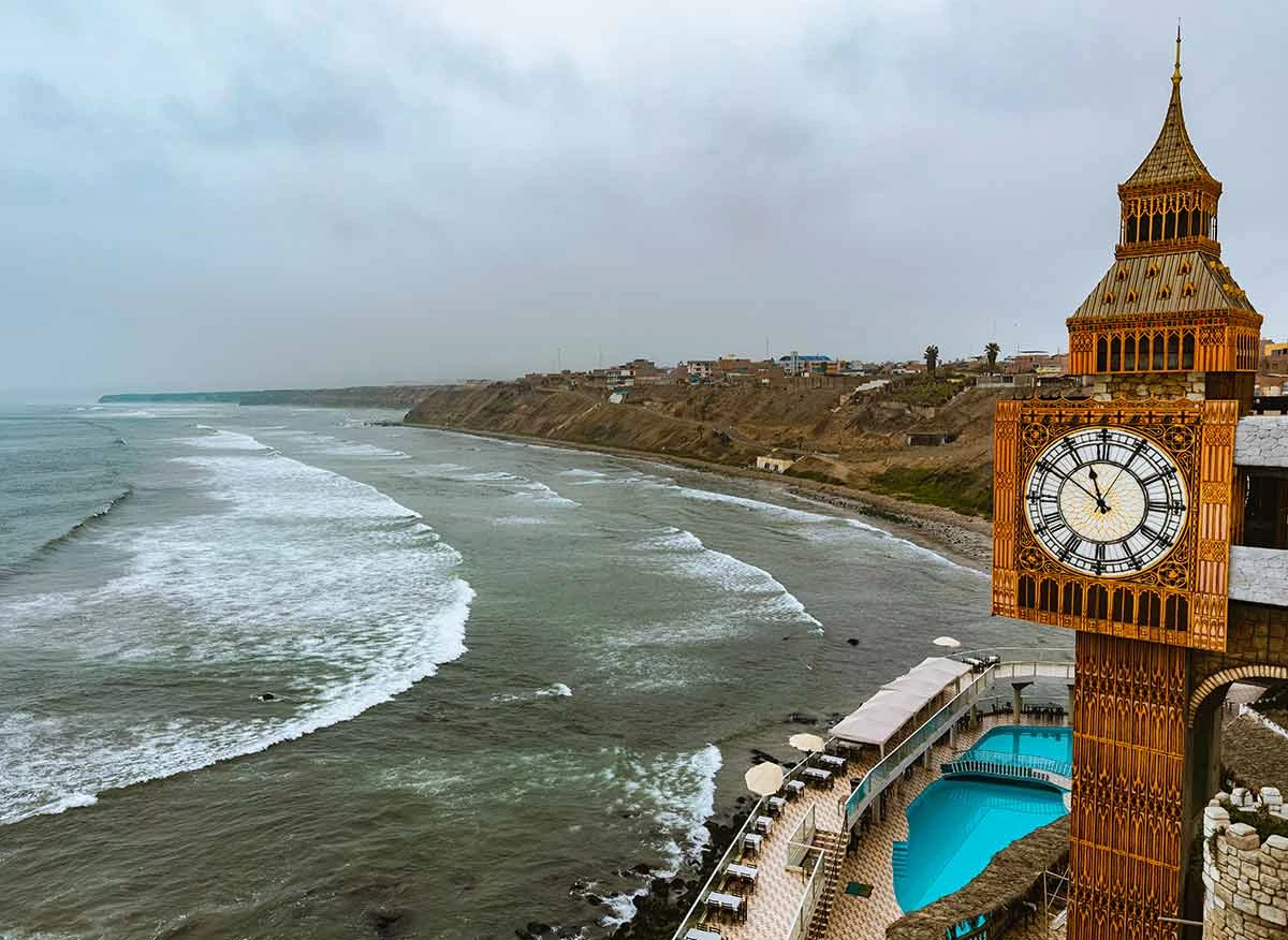 Playa de Chancay y réplica del reloj Big Ben en el Castillo de Chancay